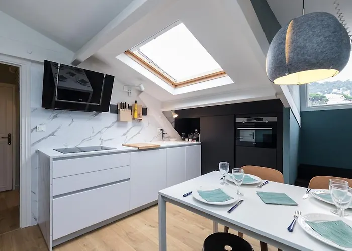 Charming Flat - Port Apartment